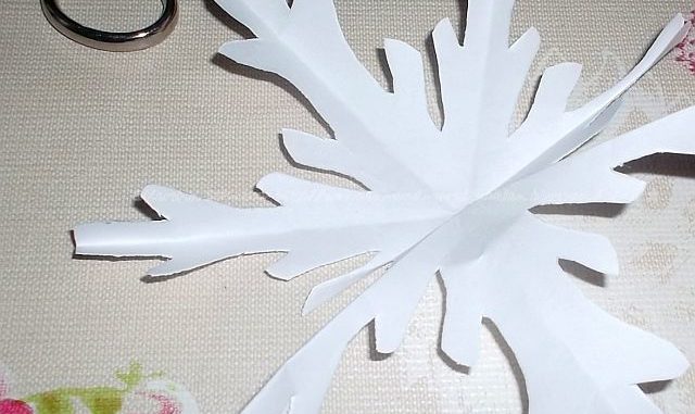 Schneeflocken aus Papier mit Kindern basteln